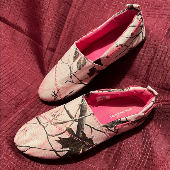 Woman’s Reeltree Pink Camouflage Slip-on Loafers size 7M very gently used Nice🦌 - Picture 2 of 13